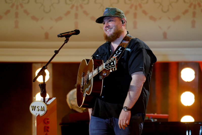 Kelly Clarkson Slams Celeb Critics of 'American Idol,' Plus 6 Stars Who Made It Big After Talent Shows
