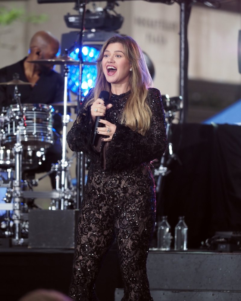 GettyImages-2213728987 Kelly Clarkson Catsuit Flaunts Weight Loss.