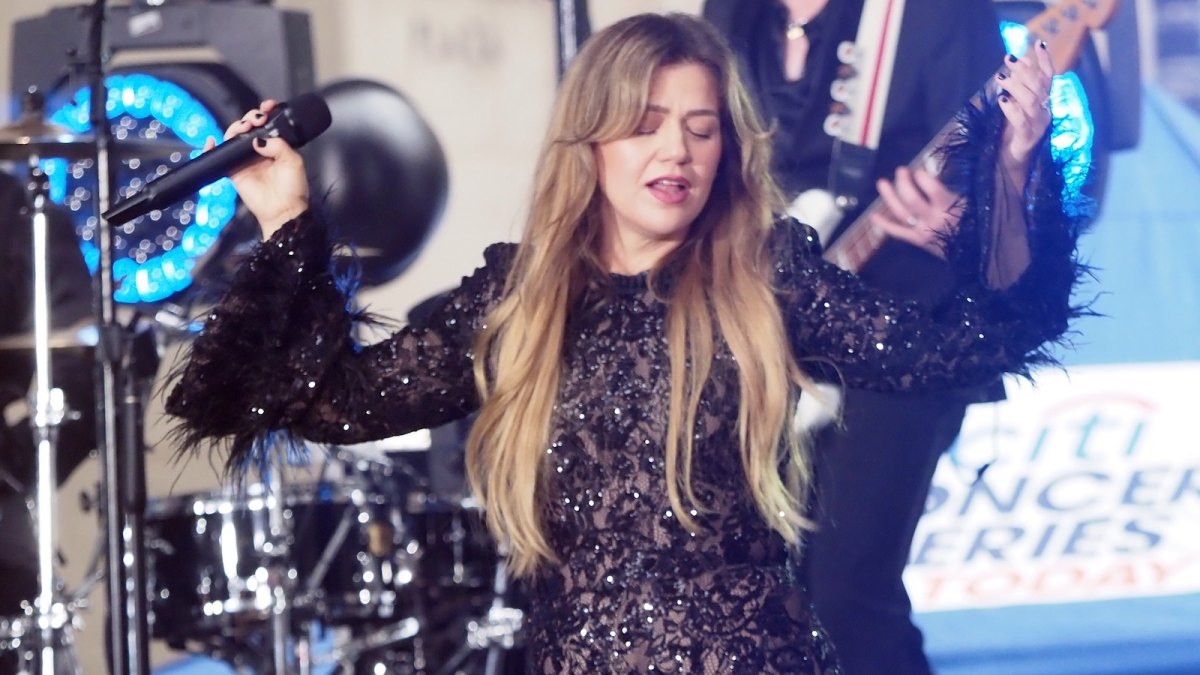 GettyImages-2213729019 Kelly Clarkson Weight Loss Black Catsuit