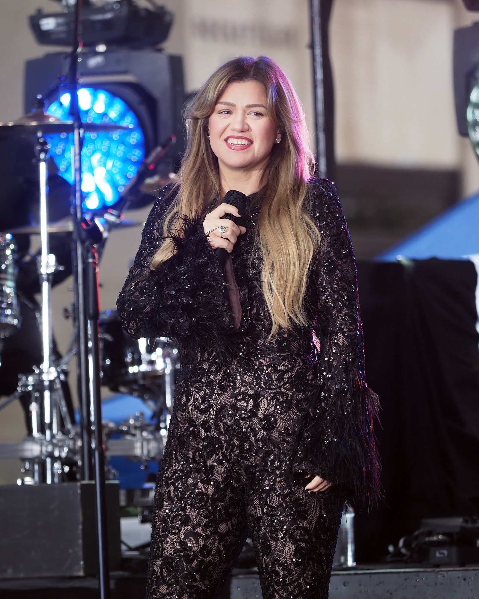 GettyImages-2213729025 Kelly Clarkson Flaunts Weight Loss Today