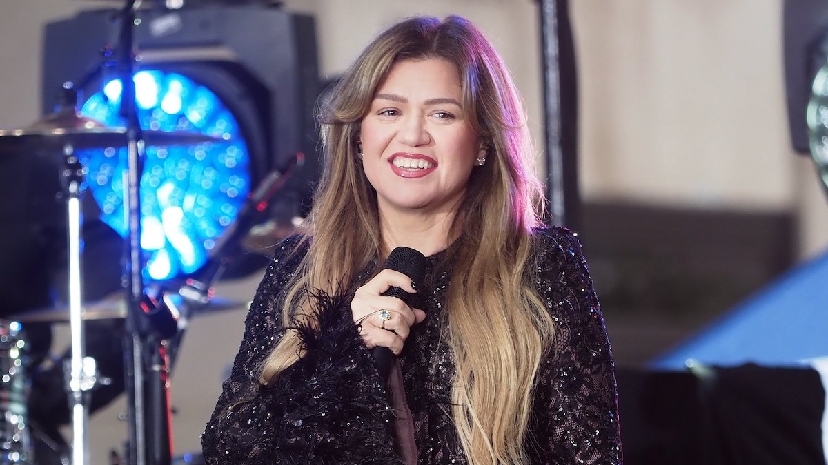 GettyImages-2213729025-Kelly-Clarkson-Is-Slowly-Warming-Up-to-Idea-of-Dating-After-Divorce