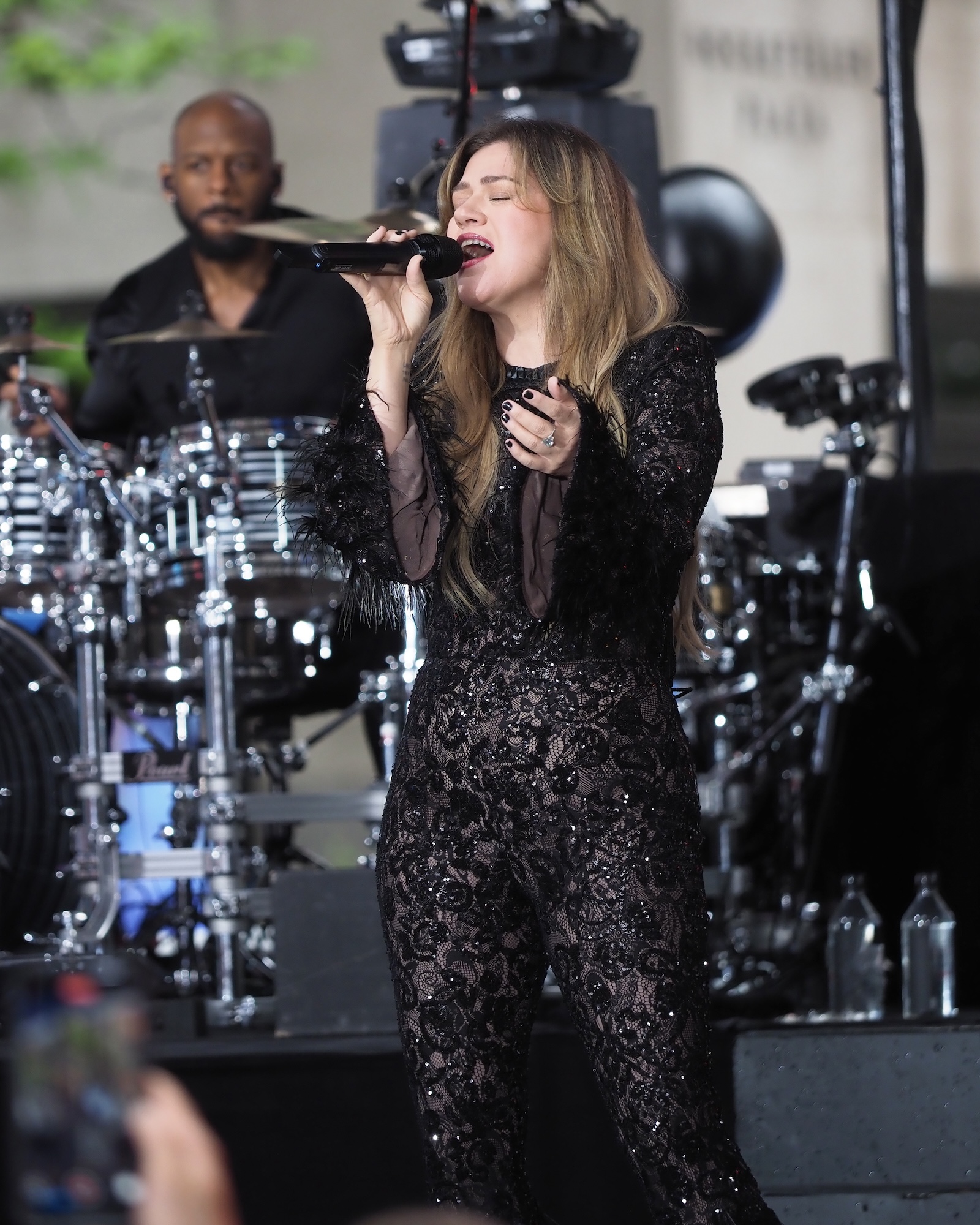 GettyImages-2213729328 Kelly Clarkson Weight Loss Catsuit