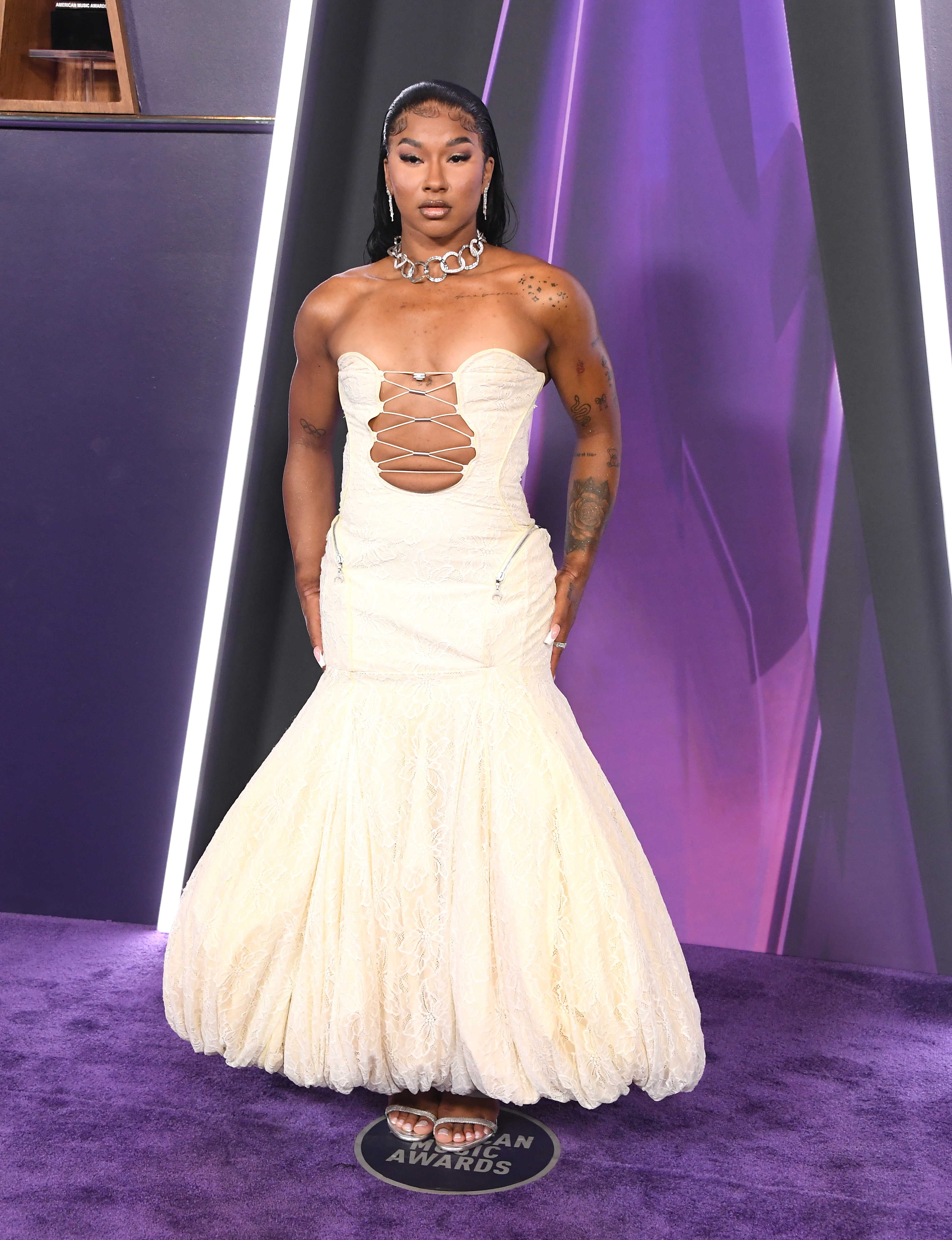 GettyImages-2217252685 2025 American Music Awards Red Carpet Photos: AMAs Celebrity Arrivals