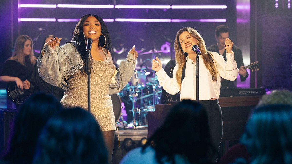 Lizzo and Kelly Clarkson Show Off Weight Loss Results During Duet NUP_207678_00216