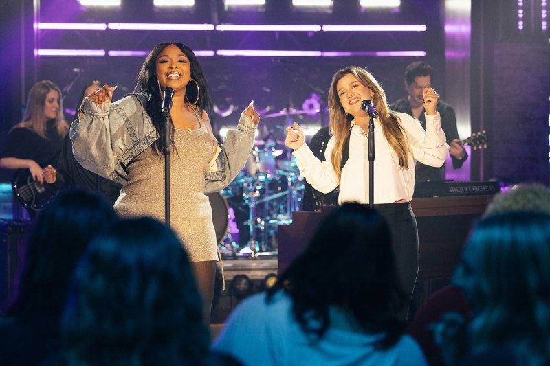 Lizzo and Kelly Clarkson Show Off Weight Loss Results During Duet NUP_207678_00216