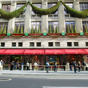 Saks Fifth Christmas Light Show Reportedly Returning Following Hiatus 2758300