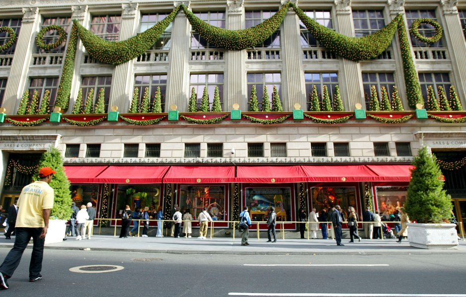 Saks Fifth Christmas Light Show Reportedly Returning Following Hiatus 2758300