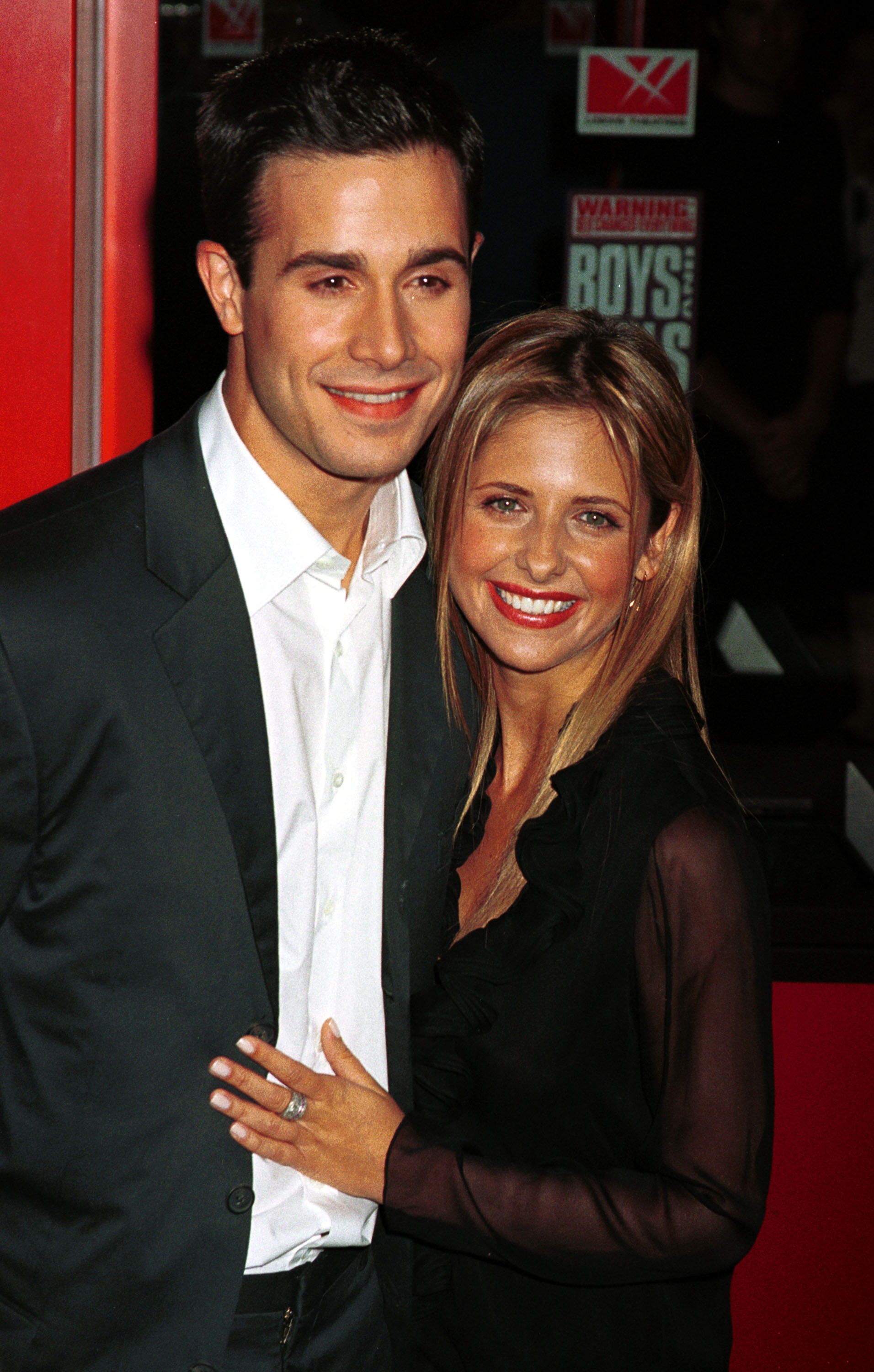 370868: Actor Freddie Prinze Jr. with his girlfriend Actress Sarah Michelle Gellar attend the world premiere of the Dimension Films release of "Boys and Girls", June 13, 2000 at the Kips Bay Theatre in New York City. (Photo by George De Sota/Getty Images)