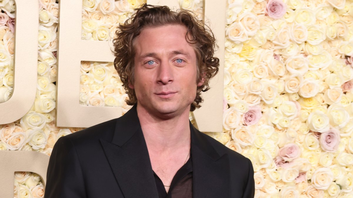 1915883784 Jeremy Allen White Shares How He Balances Fatherhood and Fame