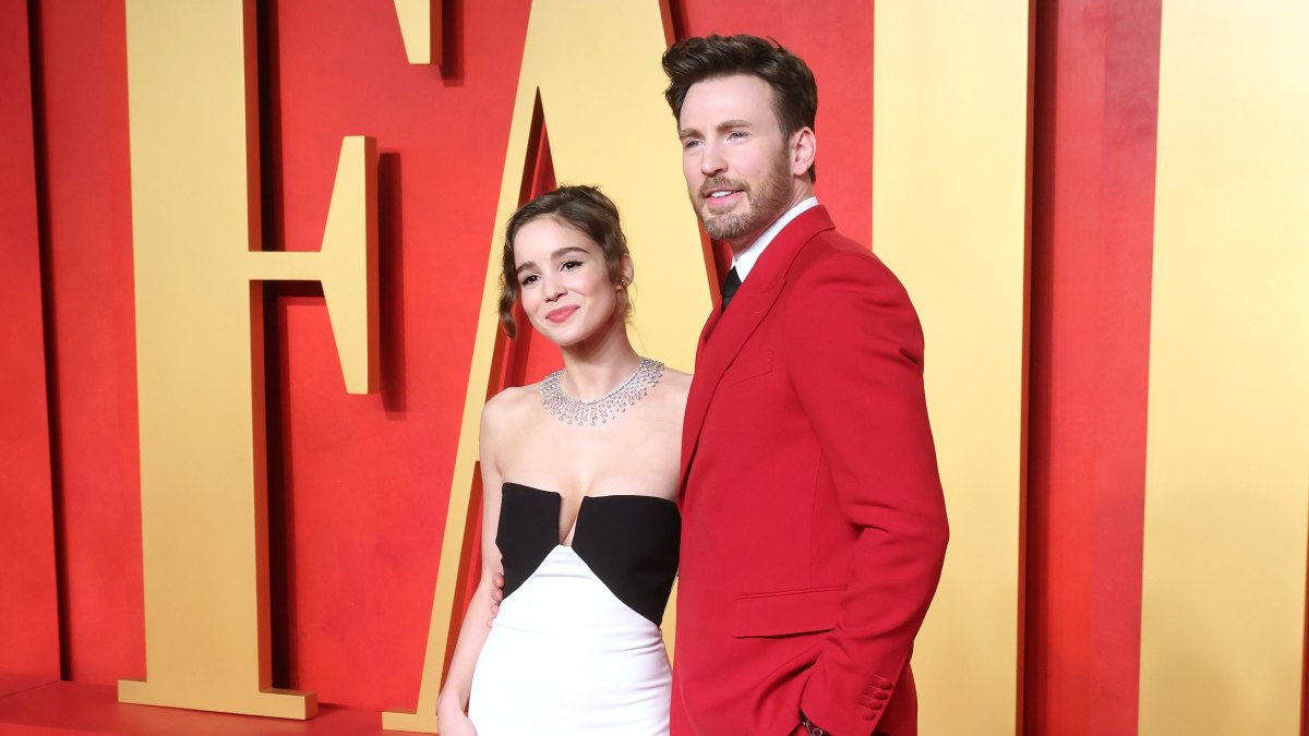 BEVERLY HILLS, CALIFORNIA - MARCH 10: Alba Baptista and Chris Evans attend the 2024 Vanity Fair Oscar Party hosted by Radhika Jones at Wallis Annenberg Center for the Performing Arts on March 10, 2024 in Beverly Hills, California. (Photo by Taylor Hill/Getty Images)2075750272