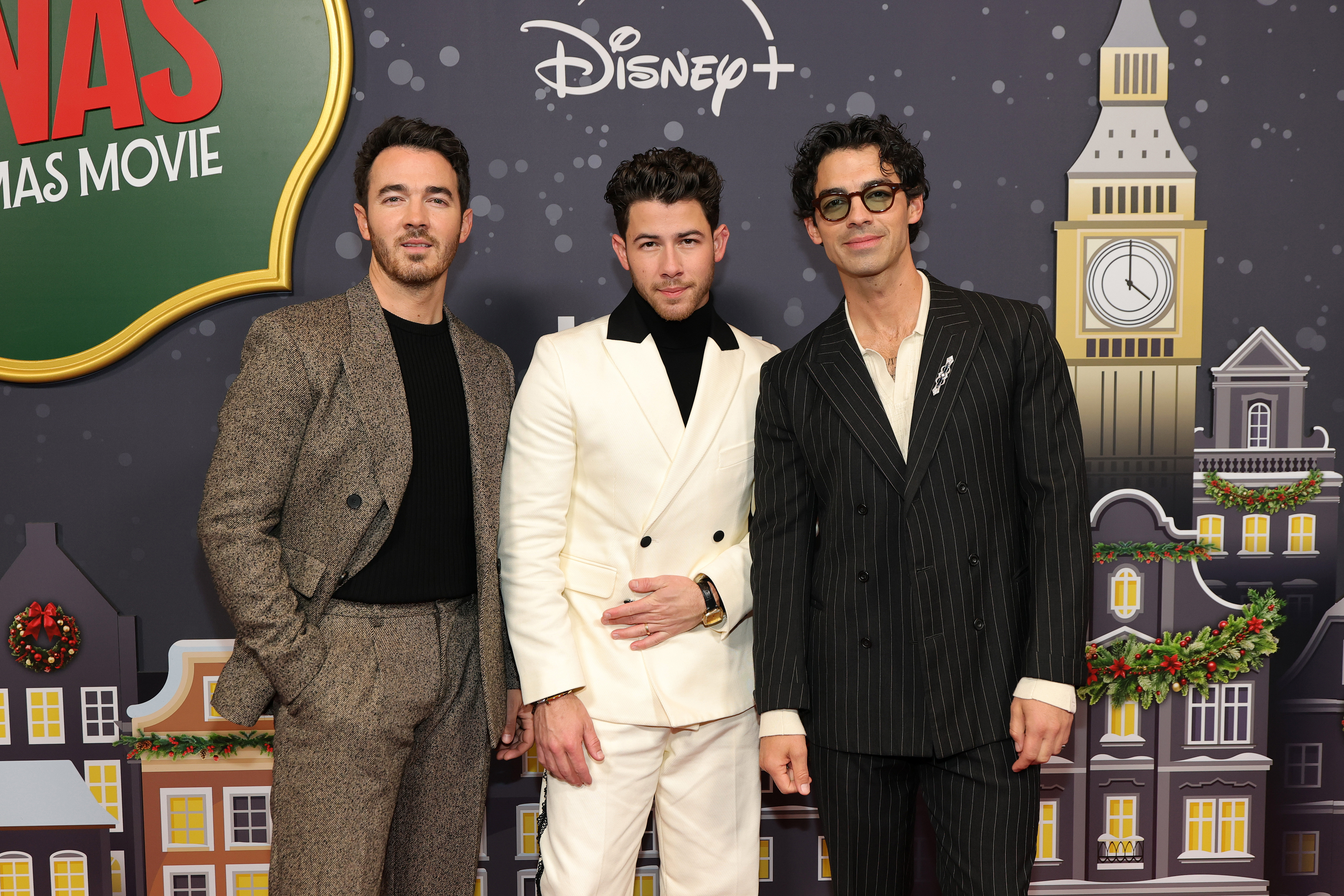 Scott-Kellys-Resume-Went-Viral-at-a-Recent-Jonas-Brothers-Concert-2246144284