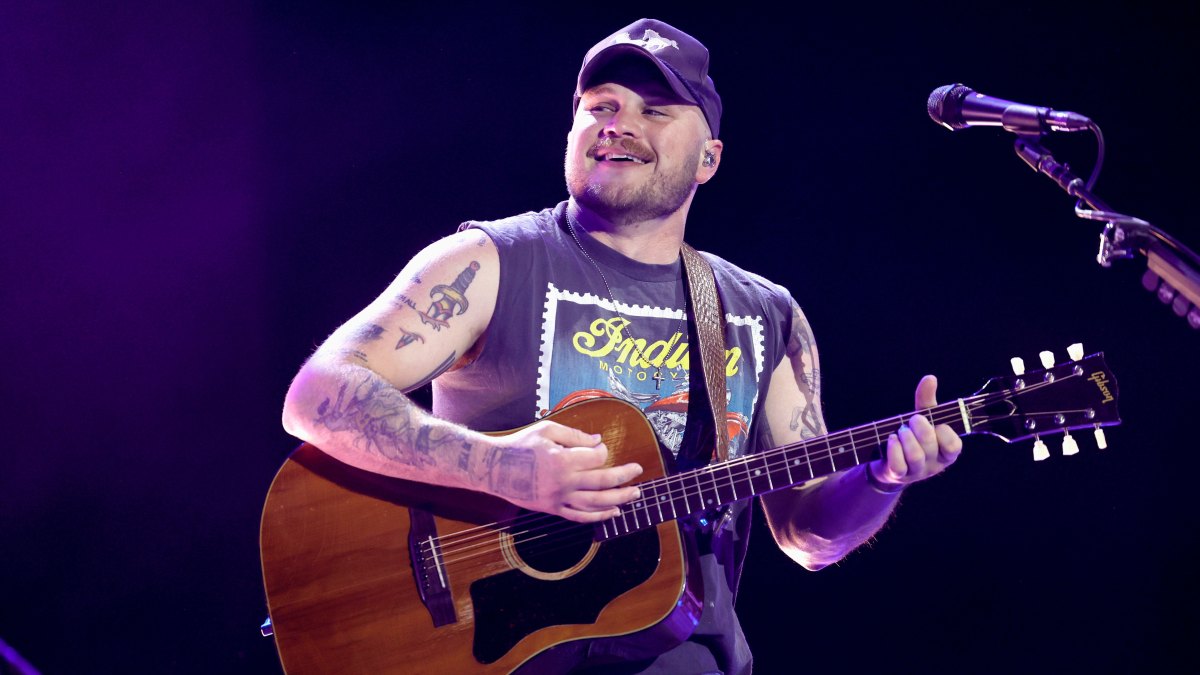 2212042220 INDIO, CALIFORNIA - APRIL 25: (FOR EDITORIAL USE ONLY) Zach Bryan performs at the T-Mobile Mane Stage during the 2025 Stagecoach Festival on April 25, 2025 in Indio, California. (Photo by Frazer Harrison/Getty Images for Stagecoach)