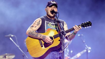 2212042256 INDIO, CALIFORNIA - APRIL 25: (FOR EDITORIAL USE ONLY) Zach Bryan performs at the T-Mobile Mane Stage during the 2025 Stagecoach Festival on April 25, 2025 in Indio, California. (Photo by Frazer Harrison/Getty Images for Stagecoach)