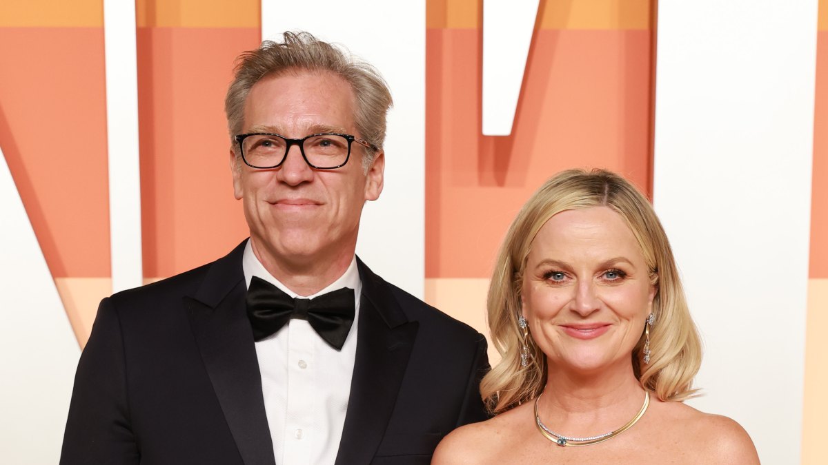 2202963892 BEVERLY HILLS, CALIFORNIA - MARCH 02: (L-R) Joel Lovell and Amy Poehler attend the 2025 Vanity Fair Oscar Party Hosted By Radhika Jones at Wallis Annenberg Center for the Performing Arts on March 02, 2025 in Beverly Hills, California. (Photo by Amy Sussman/Getty Images)