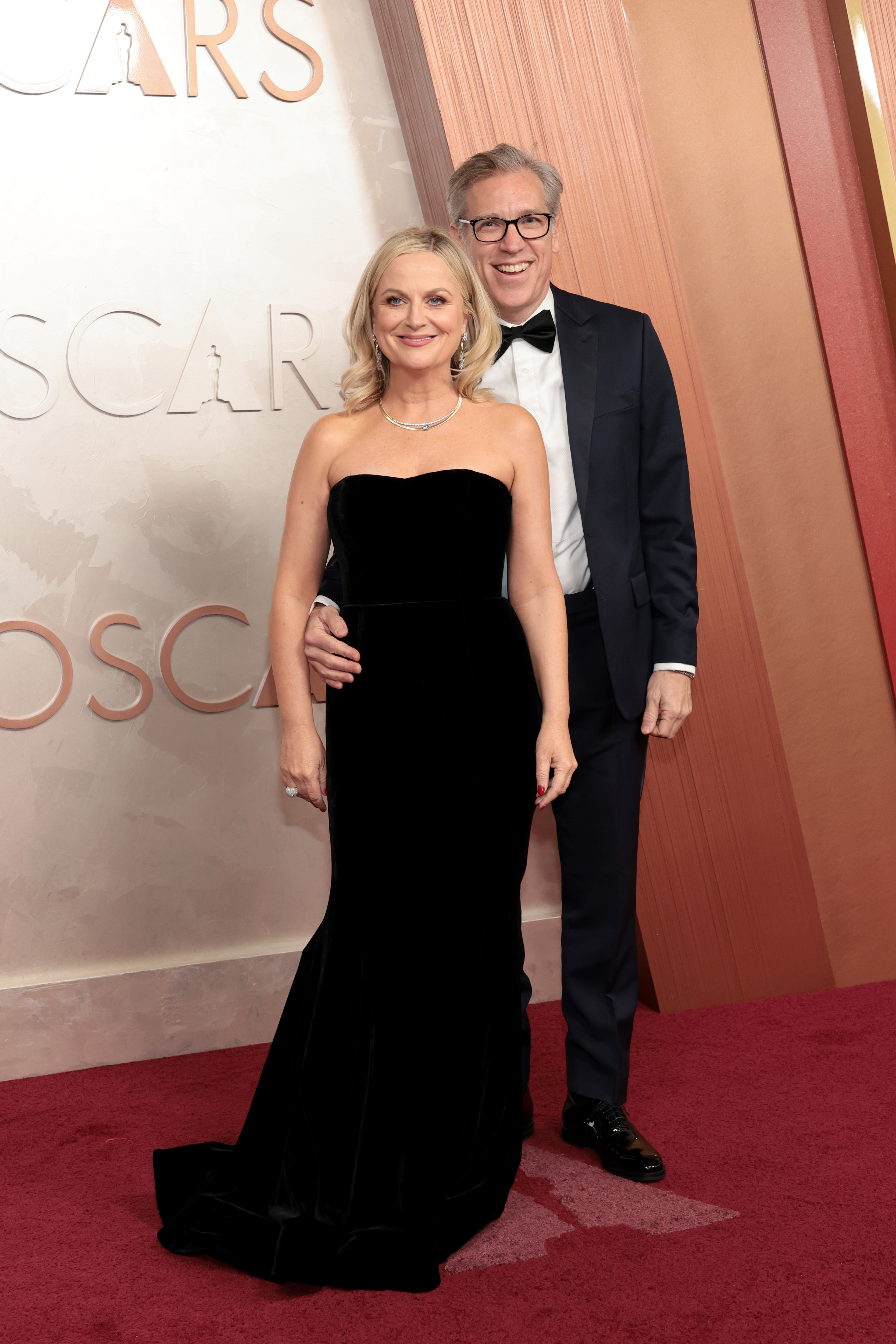 2202914837 HOLLYWOOD, CALIFORNIA - MARCH 02: (L-R) Amy Poehler and Joel Lovell attend the 97th Annual Oscars at Dolby Theatre on March 02, 2025 in Hollywood, California. (Photo by Monica Schipper/Getty Images)