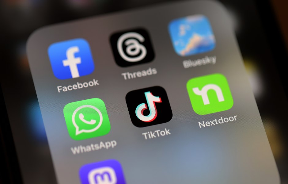 High School Student’s Heartwarming Gift to Teacher Goes Viral on TikTok