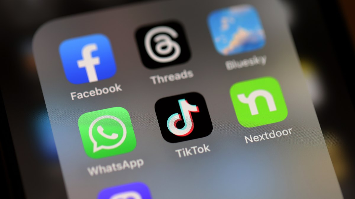High School Student’s Heartwarming Gift to Teacher Goes Viral on TikTok