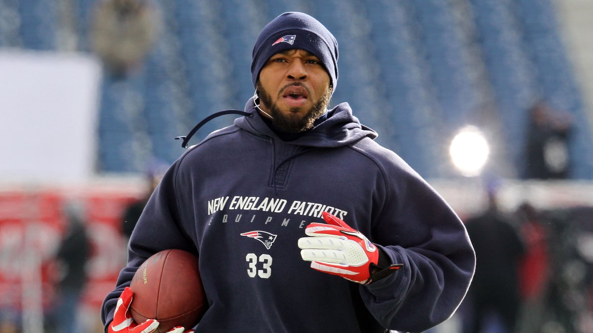 137550692 FOXBORO, MA - JANUARY 22: Kevin Faulk #33 of the New England Patriots warms up prior to playing against the Baltimore Ravens in AFC Championship Game at Gillette Stadium on January 22, 2012 in Foxboro, Massachusetts. (Photo by Jim Rogash/Getty Images)