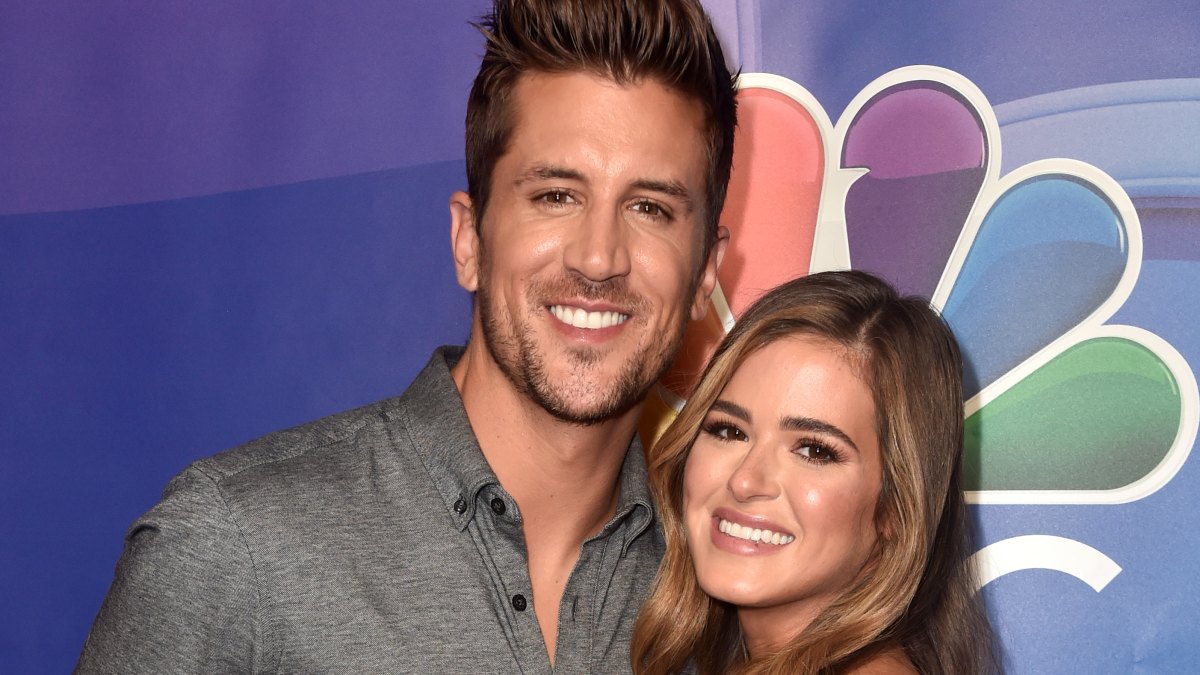 1166853492 BEVERLY HILLS, CALIFORNIA - AUGUST 08: (L-R) Jordan Rodgers and JoJo Fletcher attend the 2019 TCA NBC Press Tour Carpet at The Beverly Hilton Hotel on August 08, 2019 in Beverly Hills, California. (Photo by Alberto E. Rodriguez/Getty Images)