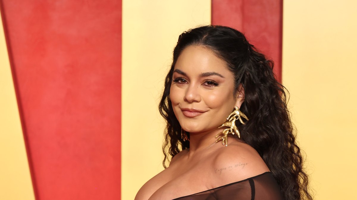 2074779861 BEVERLY HILLS, CALIFORNIA - MARCH 10: Vanessa Hudgens attends the 2024 Vanity Fair Oscar Party Hosted By Radhika Jones at Wallis Annenberg Center for the Performing Arts on March 10, 2024 in Beverly Hills, California. (Photo by Amy Sussman/Getty Images)
