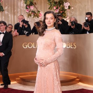 2255781293 BEVERLY HILLS, CALIFORNIA - JANUARY 11: (FOR EDITORIAL USE ONLY) Hailee Steinfeld attends the 83rd Annual Golden Globe Awards at The Beverly Hilton on January 11, 2026 in Beverly Hills, California. (Photo by Monica Schipper/Getty Images)