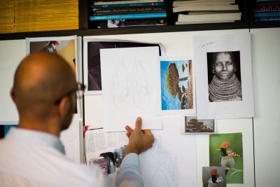Mo Helmi reviewing art