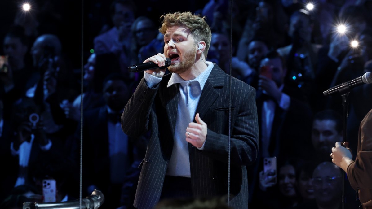 2259482958 LOS ANGELES, CALIFORNIA - FEBRUARY 01: (FOR EDITORIAL USE ONLY) Alex Warren performs onstage during the 68th GRAMMY Awards at Crypto.com Arena on February 01, 2026 in Los Angeles, California. (Photo by Frazer Harrison/Getty Images)