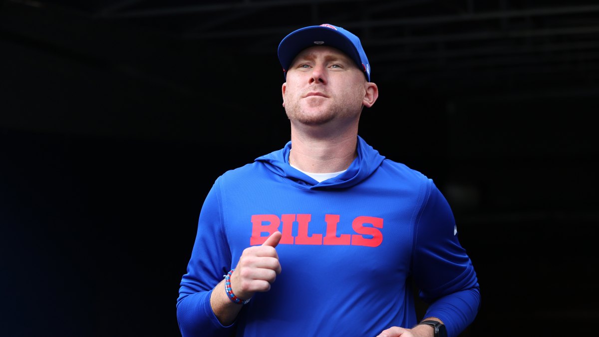 2230684898 CHICAGO, ILLINOIS - AUGUST 17: Offensive coordinator Joe Brady of the Buffalo Bills takes the field prior to the NFL Preseason 2025 game between Buffalo Bills and Chicago Bears at Soldier Field on August 17, 2025 in Chicago, Illinois. (Photo by Michael Reaves/Getty Images)