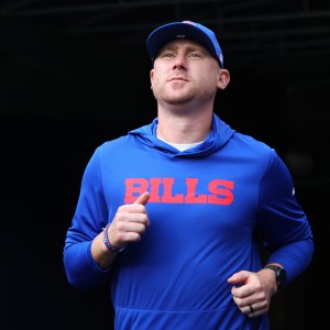 2230684898 CHICAGO, ILLINOIS - AUGUST 17: Offensive coordinator Joe Brady of the Buffalo Bills takes the field prior to the NFL Preseason 2025 game between Buffalo Bills and Chicago Bears at Soldier Field on August 17, 2025 in Chicago, Illinois. (Photo by Michael Reaves/Getty Images)